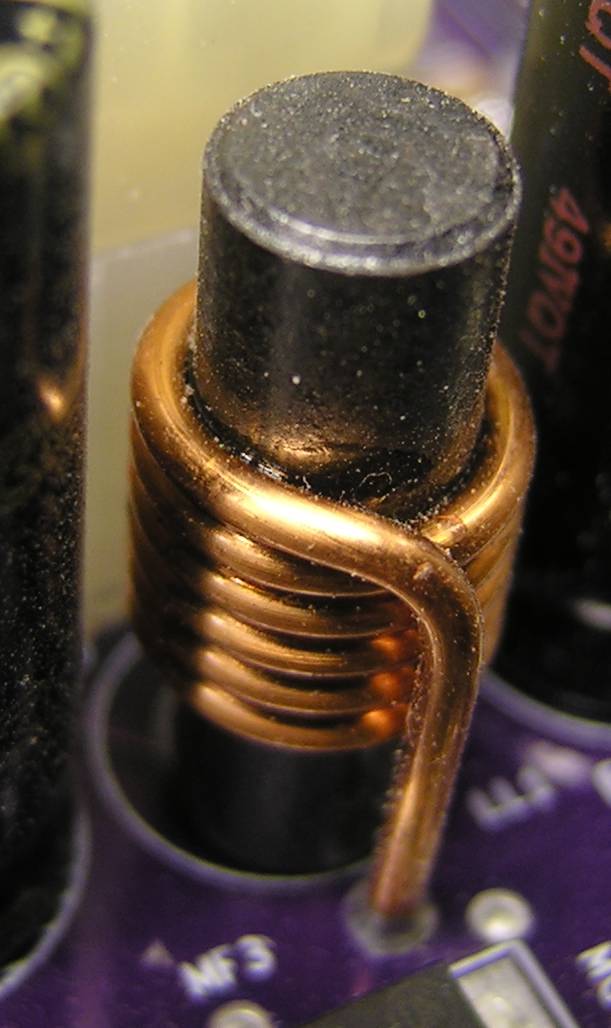 Bobine à noyau de ferrite montée verticalement sur une carte mère de PC