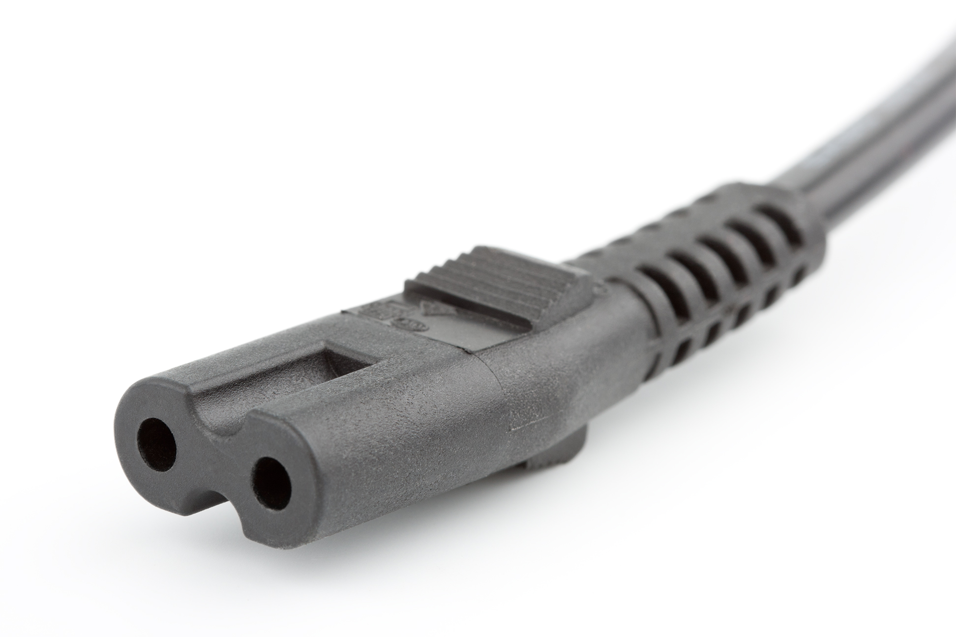 Gros plan d'un connecteur C7 femelle en forme de huit, fixé au bout d'un cordon noir sur fond blanc