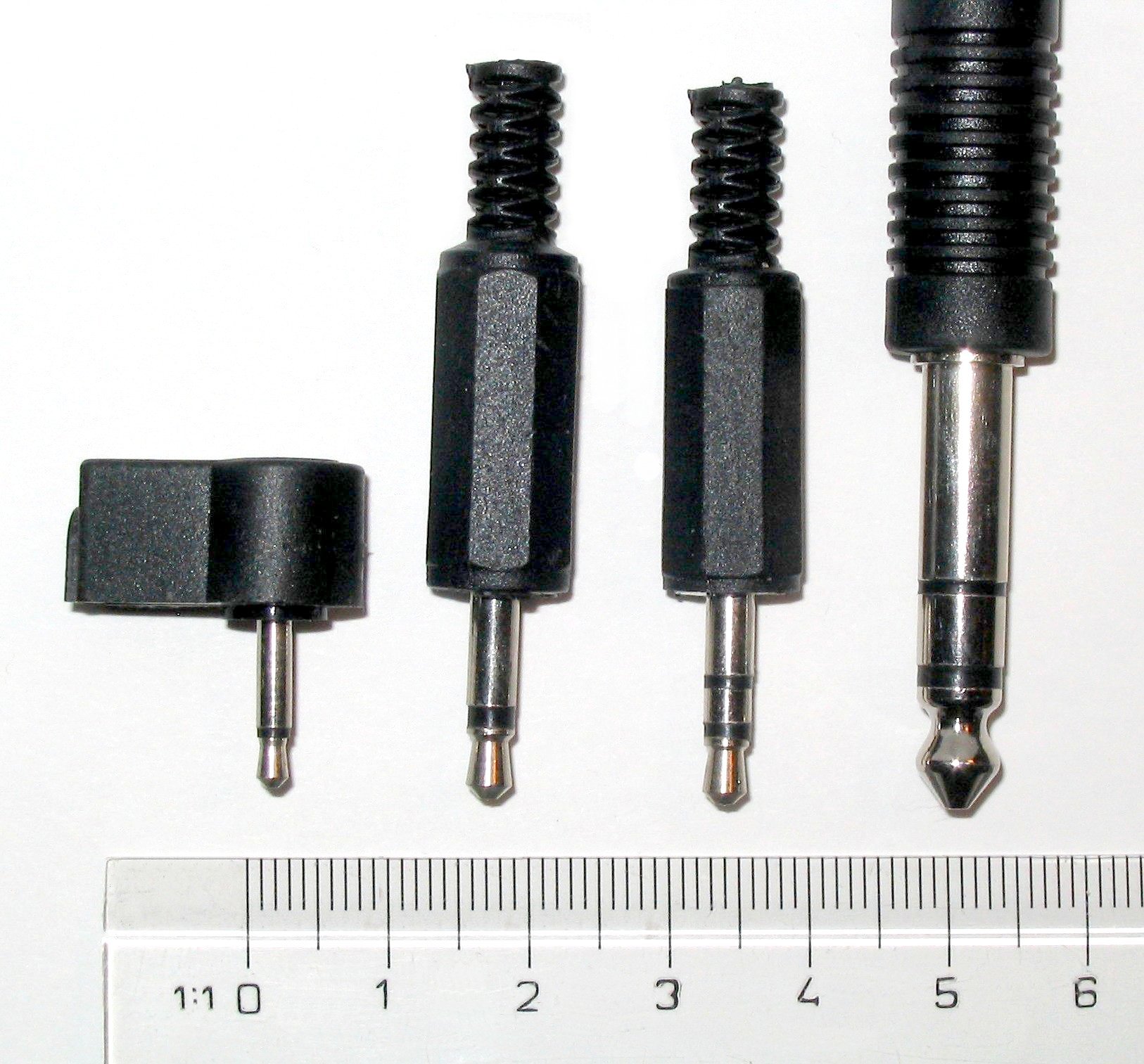 Fiches jack dénudées de diamètres 2,5 mm mono, 3,5 mm mono et stéréo, 6,35 mm stéréo, alignées à la même échelle