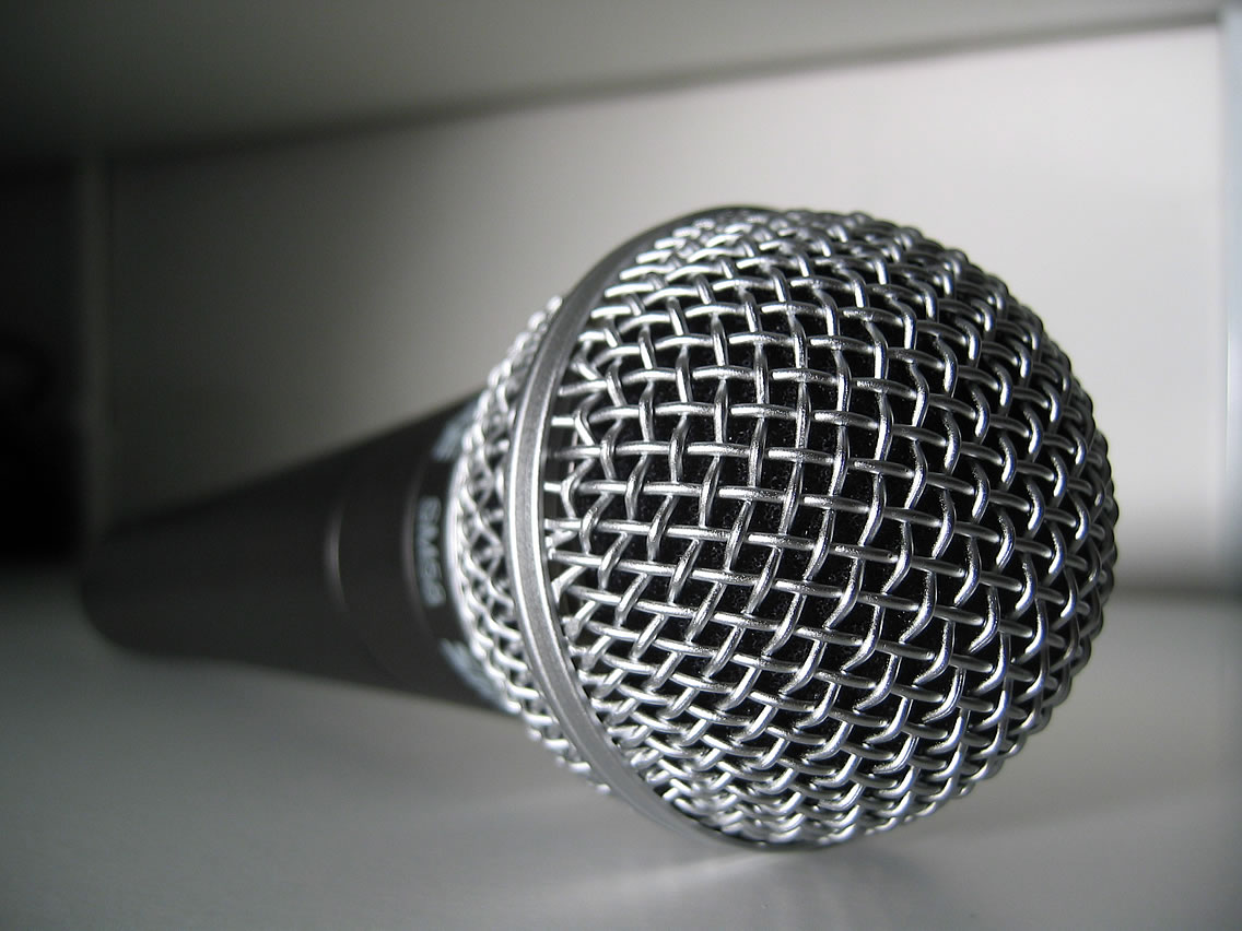 Gros plan sur la grille métallique d'un microphone dynamique Shure SM58
