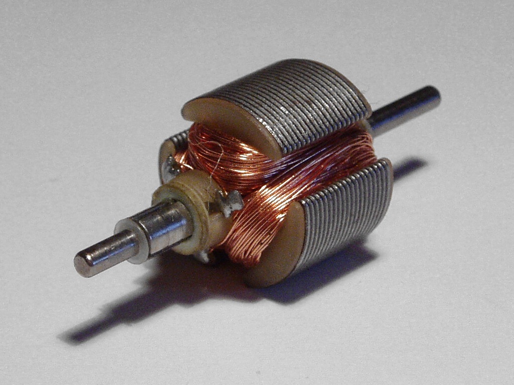 Rotor d'un petit moteur à courant continu : trois bobines de fil de cuivre verni sur un noyau, collecteur au bout du bobinage