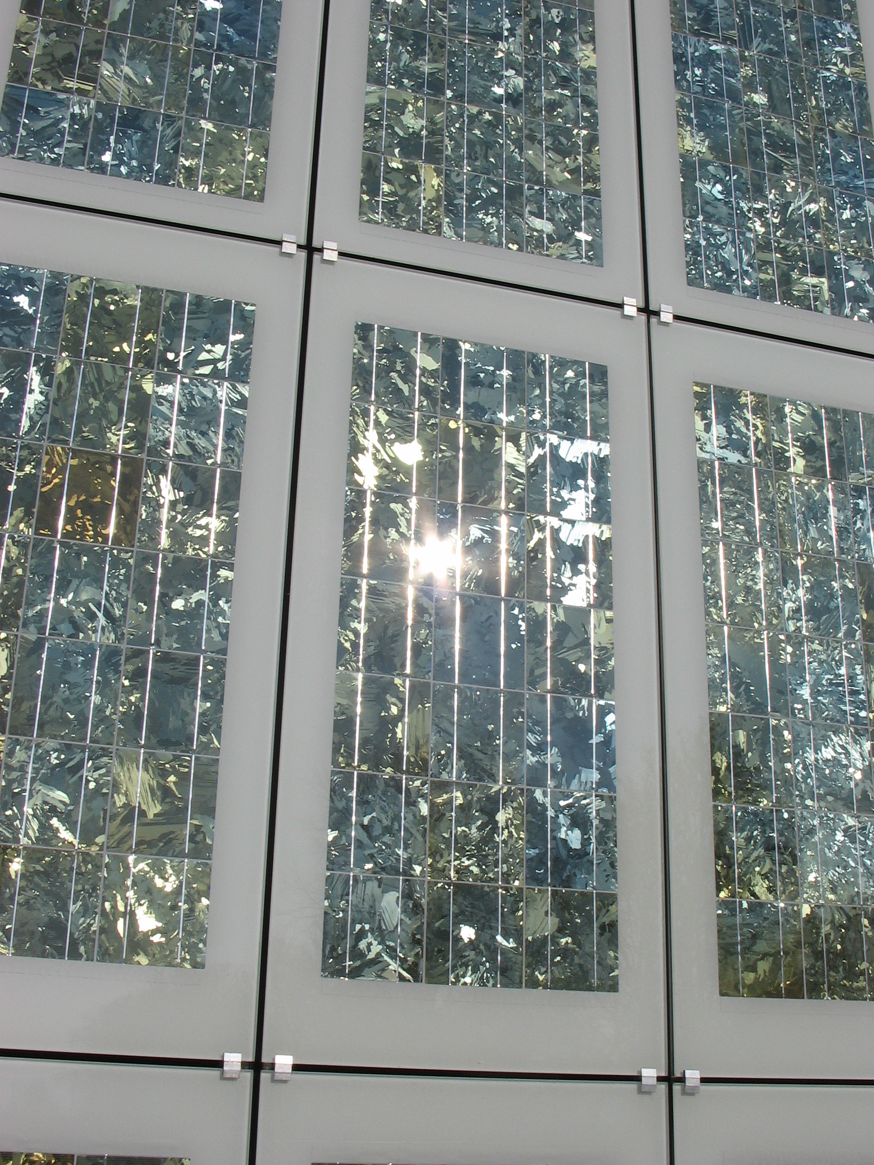 Vue rapprochée d'un module photovoltaïque polycristallin : cellules bleu foncé et busbars argentés