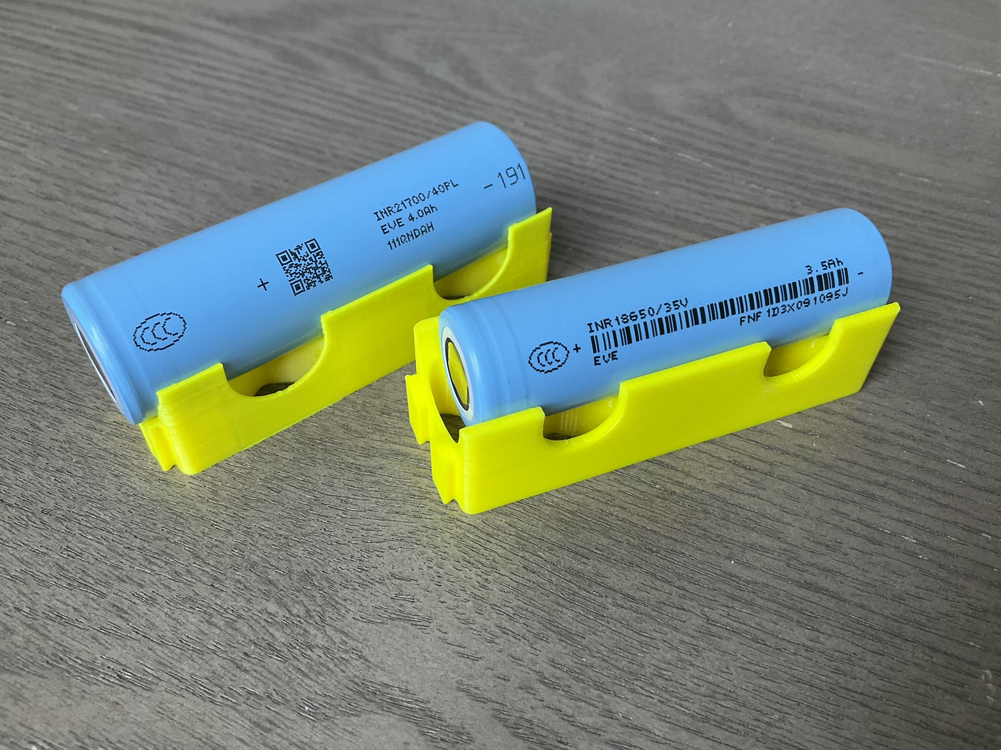 Deux accumulateurs cylindriques lithium-ion, formats 18650 et 21700, présentés côte à côte