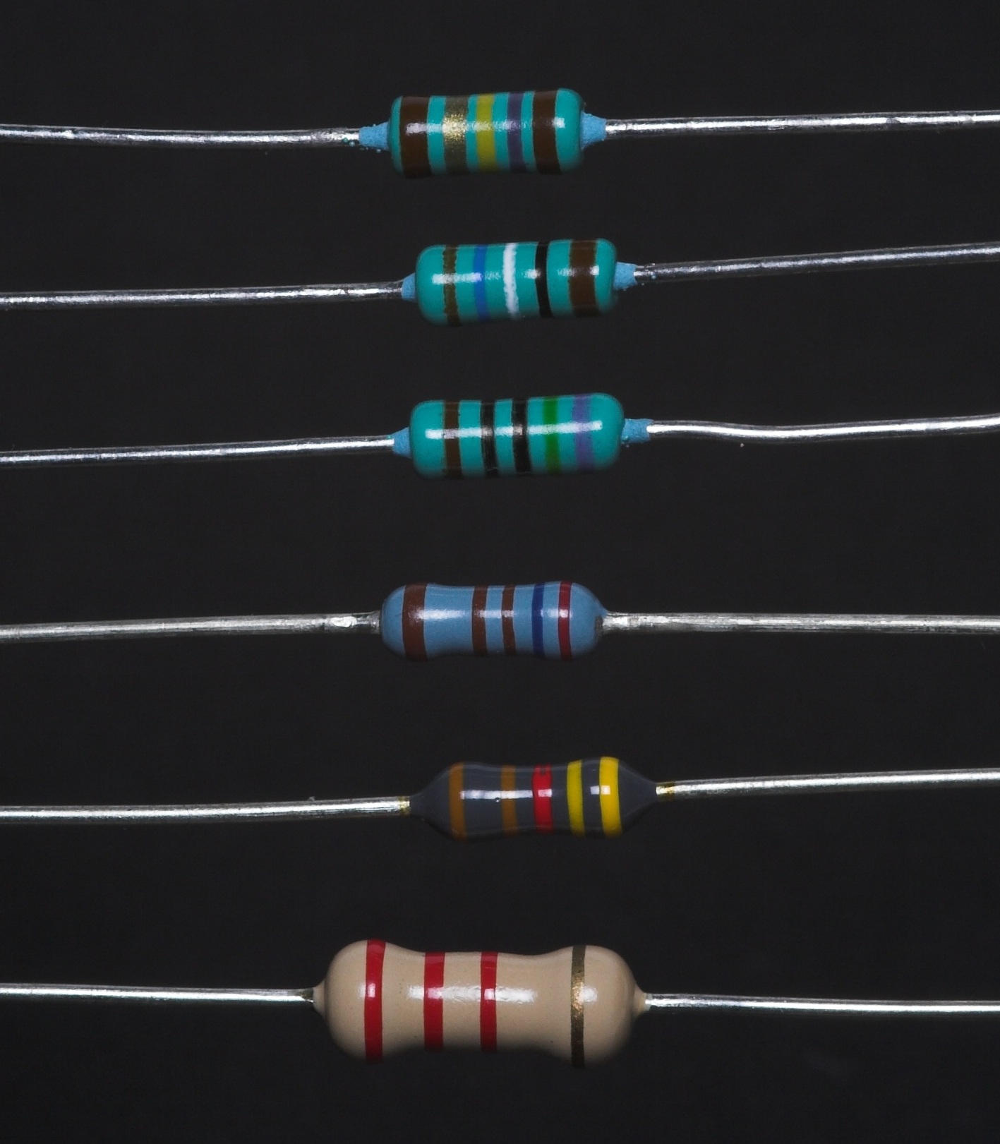 Six résistances à broches de valeurs différentes, marquées au code couleur