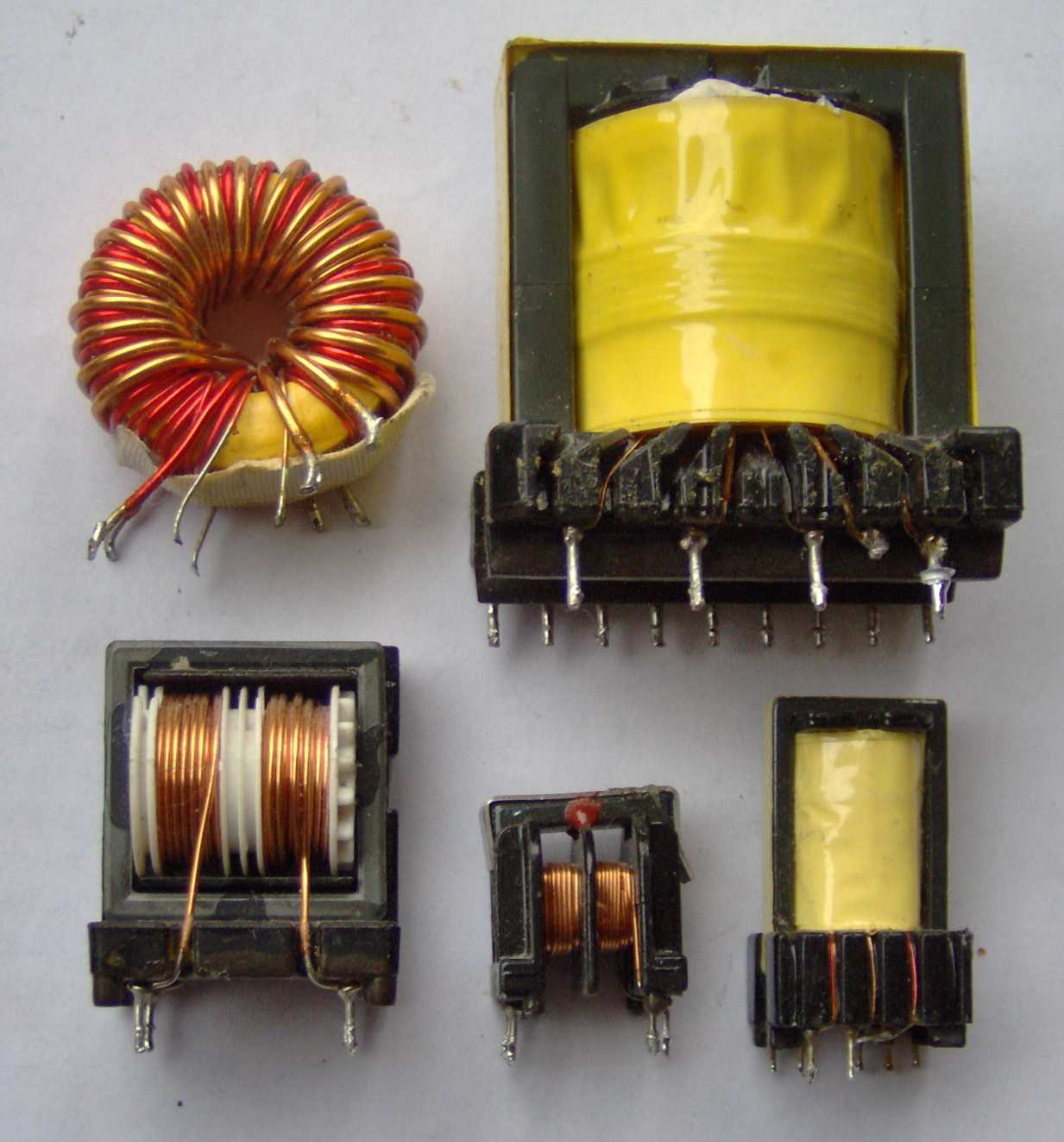 Assortiment de petits transformateurs électroniques à noyau en tôles et en tore