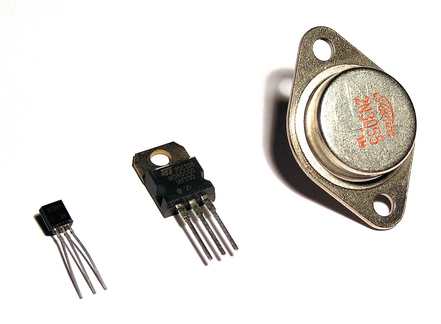 Trois transistors de tailles et boîtiers différents posés côte à côte